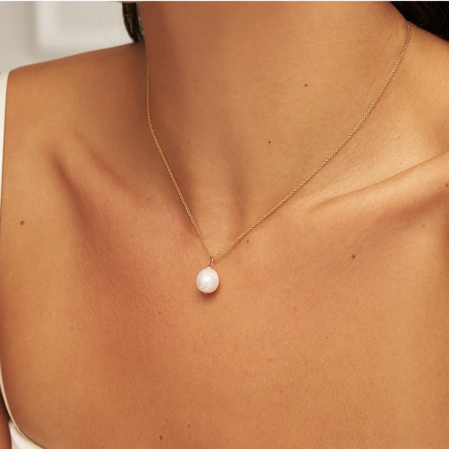 Gold Large Single Pearl Necklace - Image 2